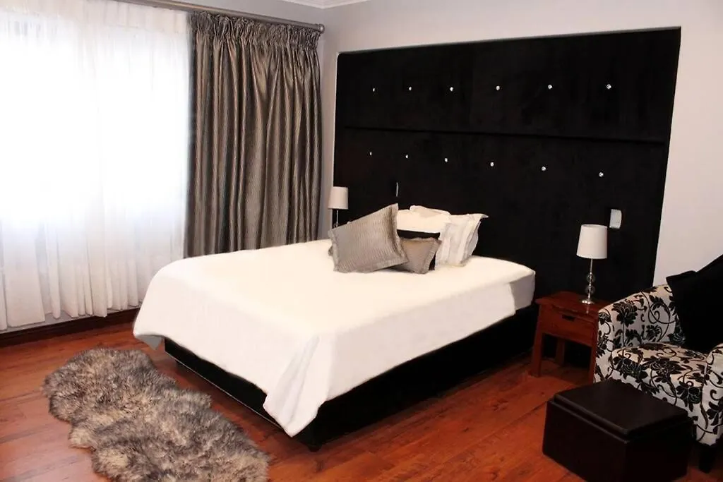 4 Bedroom Luxury Home With View Of The Ocean And Table Mountain Cape Town